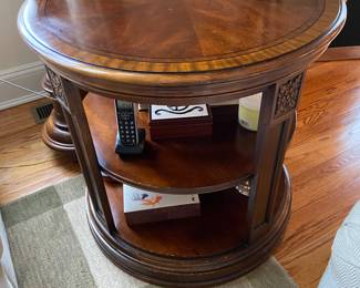 Ethan Allen End Round End Table