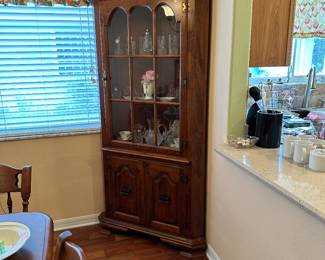 Corner hutch
