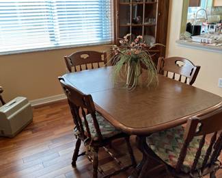 Table with 2 leafs and 6 chairs