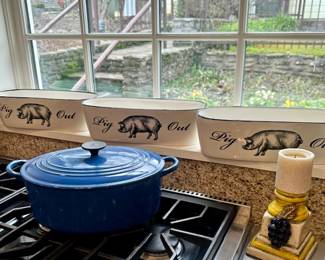 le Creuset oval Dutch Oven very nice condition / large
‘Pig out’  (3) by Harry & David