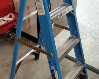 Werner 4 Foot Fiberglass Stepladder, Model FS104