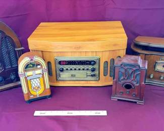 Replicas Vintage Radios And Phonographs As Well As Decor Five Pieces