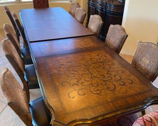 Beautiful Dinning Room Table with 2 leaves. Seats 12