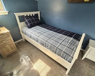 Twin bed/come get this whole pic! 