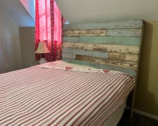 Headboard is single piece ❤️ come get this 