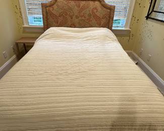 Bed Full Paisley - comes with mattress and boxspring
