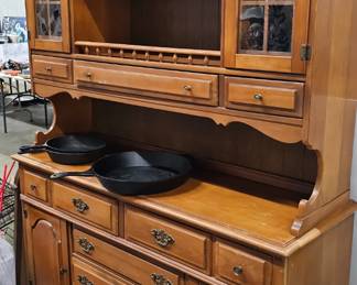 CHINA CABINET / HUTCH