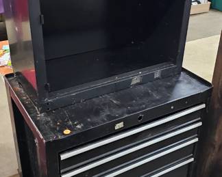 ROLLING METAL TOOL CHEST