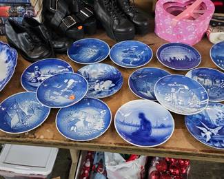 LOT OF BLUE COLLECTOR PLATES