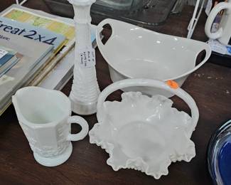 LOT OF WHITE GLASS DECOR PIECES