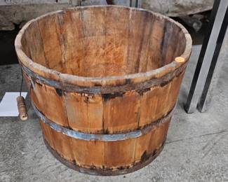 WOOD BARREL TYPE PLANTER