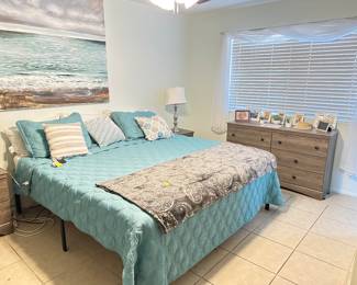 This is a sleep number bee.  Comes with remotes for a great nights sleep!   You will want to try this one out!