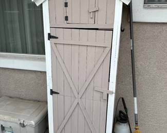 Cute storage for your gardening supplies 