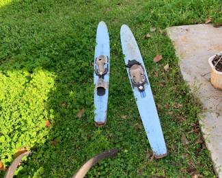 Vintage ski (for decoration only)