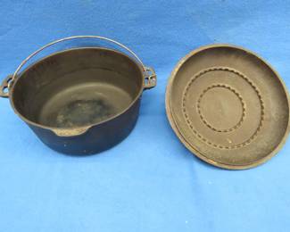 Lot 397. Wagner Ware #0 Dutch oven with lid