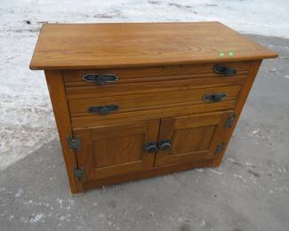 Lot 253. Small oak chest.&nbsp; 33" x 27" x 17"