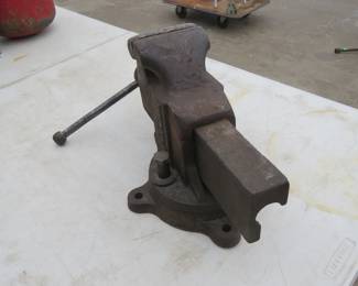 Lot 305. Vintage Rock Island No. 14 Bench Vise