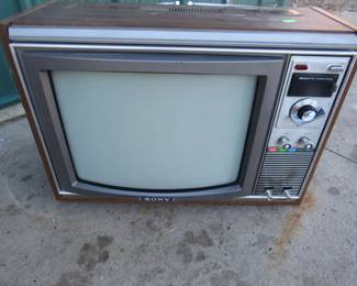 Lot 424. 15" Trinitron Sony TV