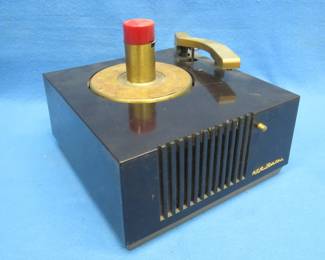 Lot 76. RCA Victor Model 9-YE-3 Record Player