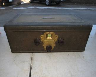Lot 423. Vintage Silvertone radio