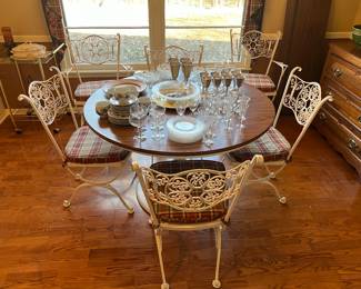 Table with two leaves and six chairs