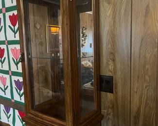 Lighted display cabinet 