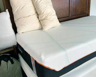 Tempur-Pedic Luxe Adapt firm king mattress
King headboard