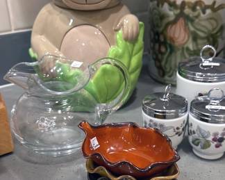 Kitchen serving items