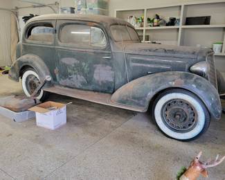 1935 CHEVY DELUXE WITH SUICIDE DOORS, COMPLETE WITH ALL PARTS, 52,000 MILES, 3 SPEED, ORIGIONAL GREEN PAINT, TAN INTERIOR, NEW TIRES, STORED IN GARAGE LAST 25 YEARS.  READY TO BE RESTORED