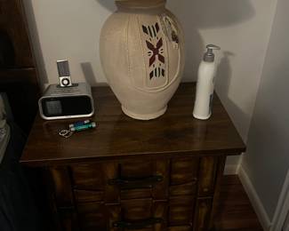 PAIR OF NIGHTSTANDS, SW STYLE LAMPS