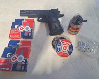 BB Gun with bbs, pellets and 7 CO2 cartridges