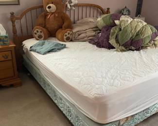 . . . queen oak bed