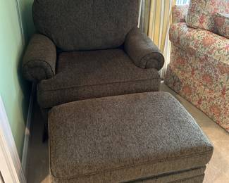	#9	Best Chair Co chair and ottoman	 $125.00 				