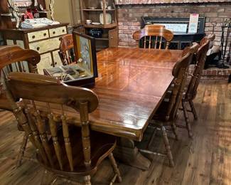 Georgeous Wood Table , 6 Chairs 