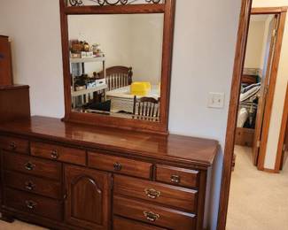 Dresser with mirror 81 x 70 x 19 mirror 33 x 48