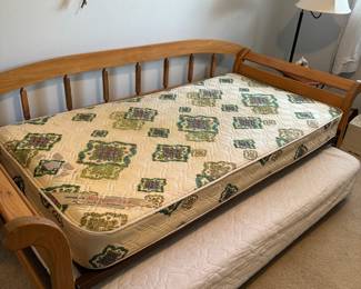 Day/trundle bed
