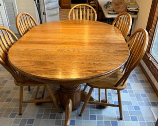 Dining table with 2 leaves and 8 chairs
