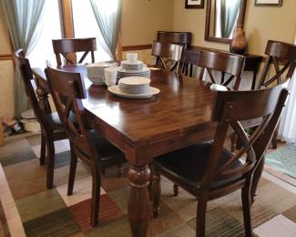 Beautiful dining table w/8 chairs