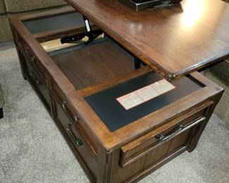 Coffee table that opens w/storage