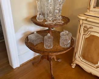 Burled tier table w/ crystal & glassware