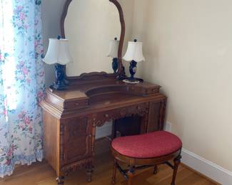 Antique walnut dressing table w/bench