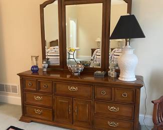 Thomasville large dresser w/mirror