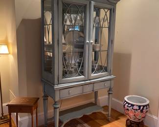 Lighted china/display cabinet - glass shelves - mirrored back - PRISTINE!