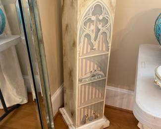 Tromp l'oeil pedestal