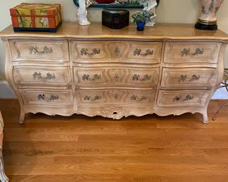 Henredon triple dresser