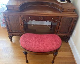 Antique walnut dressing table w/bench