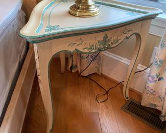 La Barge triangle table