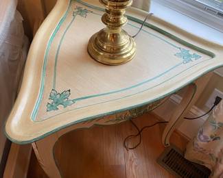 La Barge triangle table