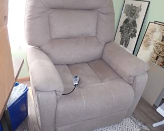 ELECTRIC  RECLINER - WILL STAND YOU UP - ALSO HEAT AND MASSAGE