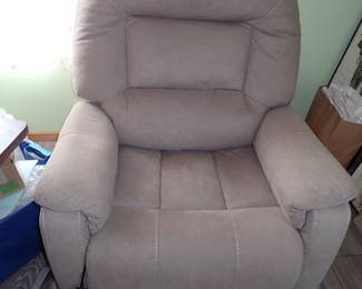 ELECTRIC  RECLINER - WILL STAND YOU UP - ALSO HEAT AND MASSAGE